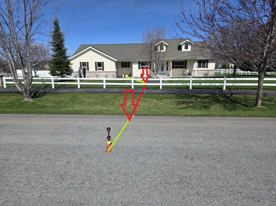 Lateral located house to street